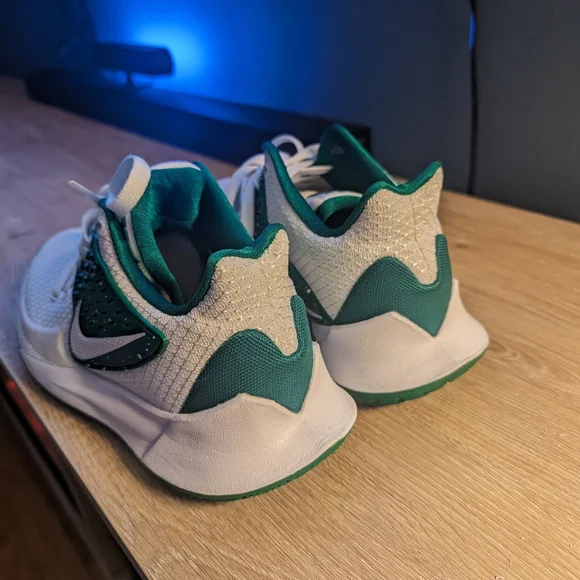 Nike youth 7 Kyrie green and white speckle worn but good condition - Picture 2 of 12